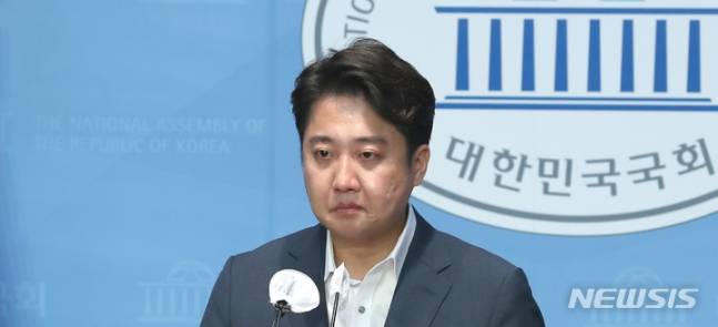 [서울=뉴시스] 김금보 기자 = 이준석 국민의힘 대표가 13일 오후 서울 여의도 국회 소통관에서 기자회견을 열고 발언하고 있다. 2022.08.13. kgb@newsis.com