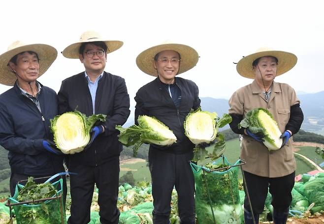 추경호 부총리 겸 기획재정부 장관이 8월 13일 강원도 강릉 소재 고랭지 배추밭(안반데기)을 방문,  배추 생육상태와 출하 계획을 관계자로부터 설명을 들으며 점검하고 있다./ 사진 자료=기획재정부