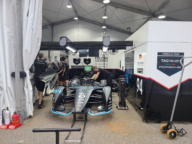 대회에 참가한 포르쉐팀이 예선 전 차량을 점검하는 모습. /사진=정한결 기자.