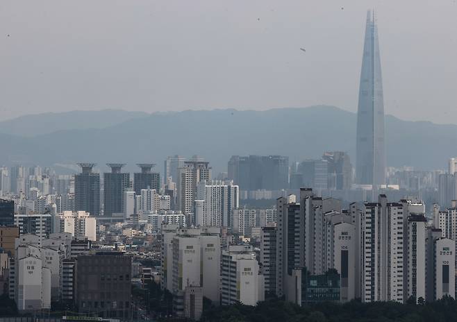 서울 응봉산에서 바라본 서울 시내 아파트 모습. [연합]