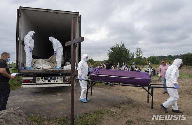 [부차=AP/뉴시스] 11일(현지시간) 우크라이나 키이우 외곽 부차에서 러시아군에 의해 살해된 신원 미상의 민간인에 대한 장례식이 열리고 있다. 2022.08.12.