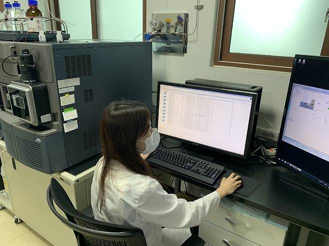 [청주=뉴시스] 유통 식품 곰팡이독소 검사 모습. (사진=충북도 제공) photo@newsis.com *재판매 및 DB 금지