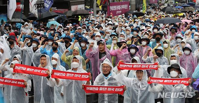 [서울=뉴시스] 조수정 기자 = 13일 오후 서울 중구 숭례문 앞에서 열린 8·15 전국노동자대회 및 자주평화통일대회에서 참가자들이 구호를 외치고 있다. 2022.08.13. chocrystal@newsis.com