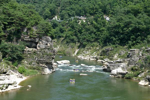흰여울을 지나는 래프팅