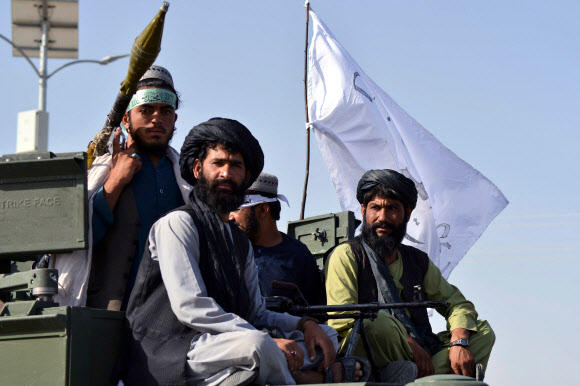 탈레반  - 탈레반 전사들이 미국이 아프가니스탄을 점령한 후 2021년 9월 1일 칸다하르에서 모든 병력을 철수시킨 후 축하하기 위해 도로를 따라 장갑차 행렬을 서 있다. 2021-09-01 AFP 연합뉴스