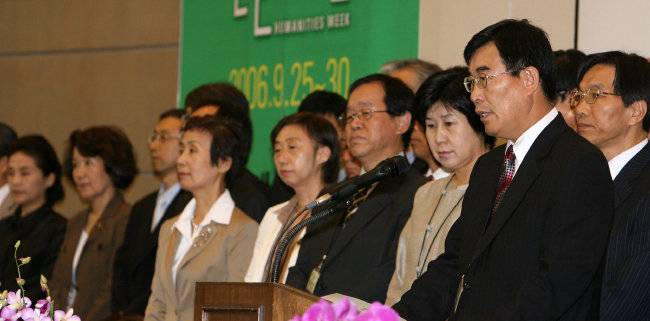 인문학 위기론은 1990년대 후반부터 제기돼 왔고, 여전히 유효하다. 사진은 2006년 9월 26일 전국 80여 개 대학교 인문대 학장들이 서울 이화여대 국제교육관에서 열린 ‘인문주간’ 개막식에서 ‘인문학의 위기’를 선언하고 있는 모습. [동아 DB]