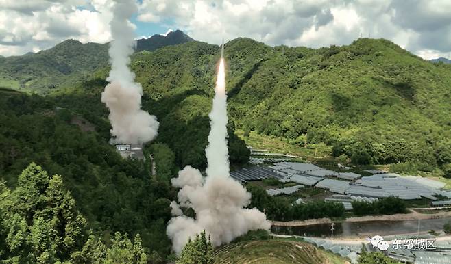 8월4일 중국인민해방군 동부전구 사령부 미사일군이 모처에서 대만 동부 연안의 해역을 향해 재래식 미사일 실험을 하고 있다.ⓒREUTERS 연합