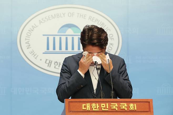 이준석 대표가 13일 기자회견 도중 젊은세대와 호남을 언급하며 눈물을 훔치는 모습 ⓒ시사저널 박은숙