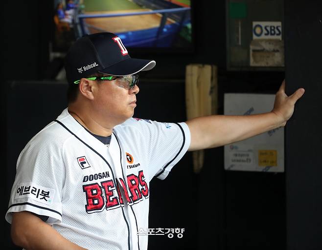 김태형 두산 감독이 지난 3일 오후 서울 잠실구장에서 열린 삼성전에서 그라운드를 보고 있다. 정지윤 선임기자