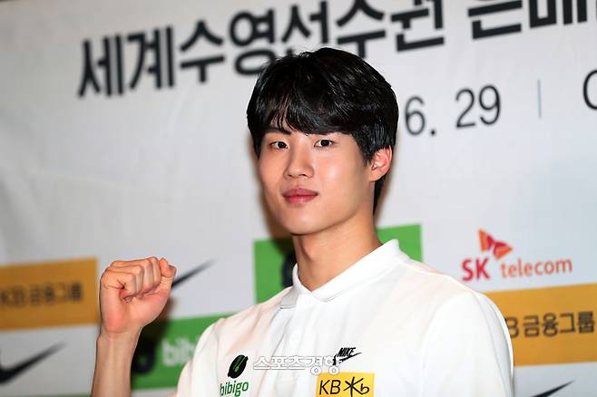 2022 국제수영연맹(FINA) 세계선수권대회 자유형 200ｍ 은메달리스트 황선우가 지난 6월29일 서울 신사동에서 열린 기자간담회에서 포즈를  취하고 있다. 정지윤 선임기자