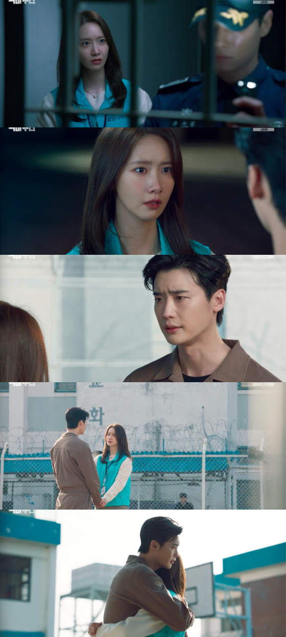 In MBCs gilt drama Big Mouth broadcast on the 13th, Dr. Chang-Ho (Lee Jong-suk) told the truth to Ko Mi-ho (Im Yoon-ah).Ko Mi-ho was shocked to hear that Husband Dr. Chang-Ho (Lee Jong-suk) was a real Big Mouth to Choi Doha (Kim Joo-heon).Komiho eventually went to the volunteer event of Gucheon Hospital to meet Dr. Chang-Ho.Dr. Chang-Ho took a bath, touched his head and waited for Komiho, while Komiho could not shake his growing suspicion as the guards led him to the underground VIP room after the cheers of the inmates.Komiho was shocked by Dr. Chang-Hos shameless waiting for him, You, Big Mouth.Is it me that you have been fooling me? But Dr. Chang-Ho led Komi out without saying anything, which was trying to avoid wiretapping.Dr. Chang-Ho said, Lets make a promise, I believe you, only in the middle of the playground.Dr. Chang-Ho said that after receiving the list from Choi Doha, something strange happened, and that Big Mouth had used a tarot card with his symbol to tell him the real list.Ko Mi-ho was frustrated that the real Big Mouth wanted Dr. Chang-Ho to reveal the truth related to Professor Seo Jae-yong (Park Hoon), but Dr. Chang-Ho replied, Why should you do it?After completing his service, Ko Mi-ho, who was headed back to the hospital, suddenly received a call from Kim Kyung-sook, a guardian of the cancer ward.10 He asked for money, saying, The cross is in the necklace. To the woman. Finally, he died. Someone pushed Kim Kyung-sook on the roof to kill him.Ko Mi-ho, who was greatly shocked, suspected Hyun Joo-hee (Ok Ja-yeon) as the main character of the cross necklace.Komi ran to Hyun Joo-hee and took the necklace, but after seeing Kim Kyung-sooks design book, he realized that the real owner of Federalist No. 10 was Jang Hye-jin.Seo Jae-yong fell in love with Jang Hye-jin, who was fleeing the violence of Husband Han Jae-Ho (Lee Yoo-joon).Seo Jae-yong was found to have presented a necklace to Jang Hye-jin, saying, You should think of me. Jang Hye-jin, who learned this, hugged the necklace and shed tears alone.