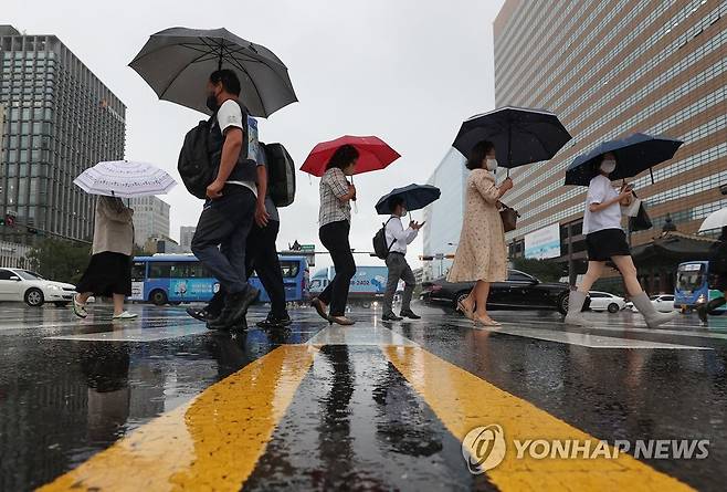 비 내리는 서울 (서울=연합뉴스) 신현우 기자 = 전국 곳곳에 비 소식이 있는 11일 오전 서울 광화문네거리에서 시민들이 우산을 쓴 채 횡단보도를 건너고 있다. 2022.8.11 nowwego@yna.co.kr