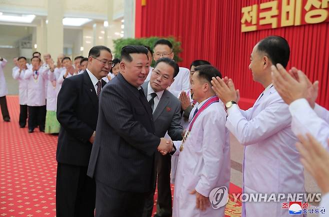 북한 김정은, 방역 및 보건부문 관계자들 축하 (평양 조선중앙통신=연합뉴스) 김정은 북한 국무위원장이 전국비상방역총화회의를 주재하고 신종 코로나바이러스 감염증(코로나19) 위기가 완전히 해소됐다고 선언했다. 조선중앙통신은 11일 김정은이 방역 및 보건부문의 모범적인 일군들과 과학자들을 격려하고 "방역 부문과 보건 부문의 일군들이 수고를 제일 많이 하였다"고 치하하면서 방역전 승리를 축하했다고 전했다.2022.8.11 
    [국내에서만 사용가능. 재배포 금지. For Use Only in the Republic of Korea. No Redistribution] nkphoto@yna.co.kr