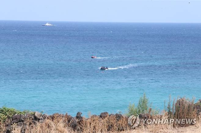 물놀이 실종 제주 관광객 수색  (제주=연합뉴스) 고성식 기자 = 13일 오전 제주해양경찰서가 제주시 애월읍 한담해변 부근 해상에서 지난 11일 물놀이 중 실종된 20대 관광객을 찾는 수색작업을 하고 있다. 2022.8.13 koss@yna.co.kr