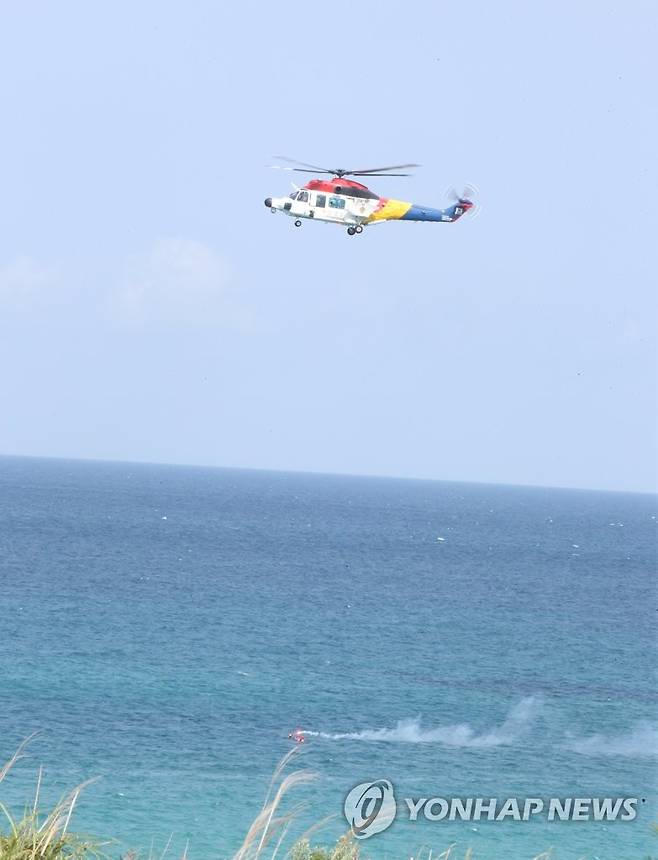 물놀이 실종 제주 관광객 수색 (제주=연합뉴스) 고성식 기자 = 13일 오전 제주해양경찰서가 제주시 애월읍 한담해변 부근 해상에서 지난 11일 물놀이 중 실종된 20대 관광객을 찾는 수색작업을 하고 있다.2022.8.13 koss@yna.co.kr