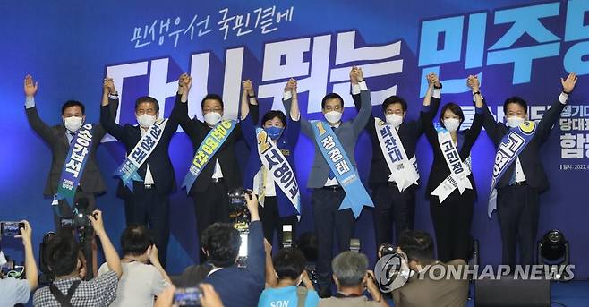 인사하는 민주당 최고위원 후보들 (울산=연합뉴스) 김용태 기자 = 13일 오전 울산전시컨벤션센터에서 열린 더불어민주당 당 대표 및 최고위원 후보 합동연설회에서 최고위원 후보들이 인사하고 있다. 2022.8.13 yongtae@yna.co.kr