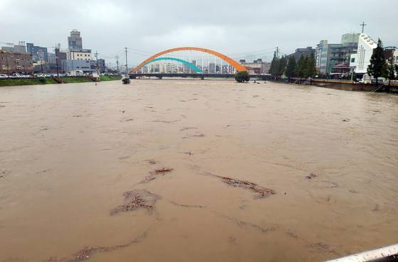 11일 오후 1시까지 충남에서 가장 많은 100.5㎜의 강수량을 기록한 충남 보령에서 시내를 관통하는 대천천이 흙탕물로 가득 차 있다. 〈사진=충남소방본부 제공〉