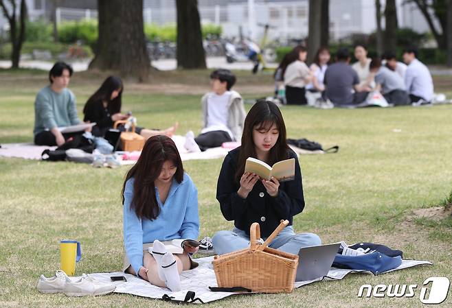경기 수원 장안구 성균관대학교 자연과학캠퍼스 삼성학술정보관 잔디광장에서 열린 북피크닉 행사에 참여한 학생들이 나무그늘 아래서 독서를 하고 있다. 2022.5.11/뉴스1 ⓒ News1 김영운 기자