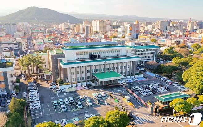 (제주=뉴스1) 강승남 기자 = 제주특별자치도는 16일부터 환경영향평가사업장 사후관리 특별점검을 실시한다고 14일 밝혔다. 제주도청 전경(제주도 제공).2022.6.18/뉴스1 ⓒ News1 오미란 기자