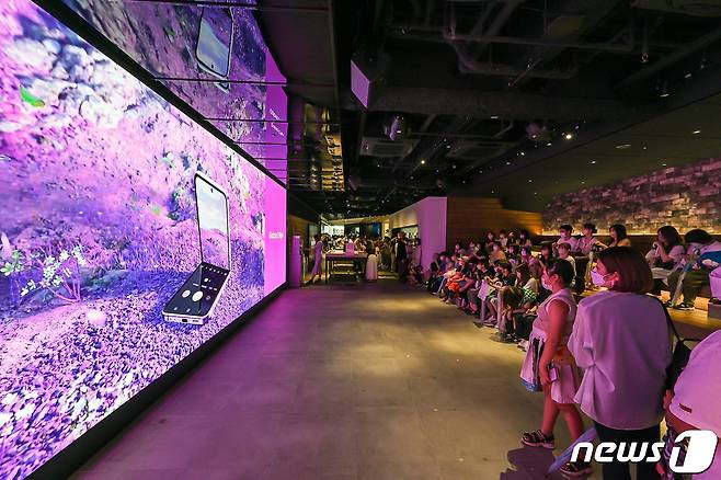 지난 13일 일본 도쿄에서 진행된 '갤럭시Z플립4×BTS' 영상 시연회(삼성전자 제공)