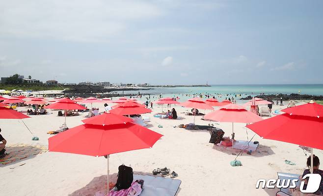 광복절 연휴 제주를 찾는 관광객이 전망치를 웃돌고 있다. 14일 제주도관광협회가 발표한 관광객입도현황을 보면 지난 13일 제주방문 관광객은 내국인 4만9429명, 외국인 143명 등 4만9572명(이하 잠정치)이다. 제주시 김녕해수욕장에서 도민과 관광객들이 물놀이를 즐기고 있다. 2022.8.6/뉴스1 ⓒ News1 오현지 기자