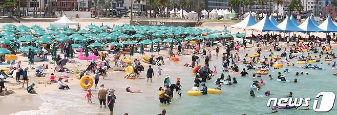 산지를 제외한 제주 전역에 폭염특보가 발효중인 14일 오후 제주시 조천읍 함덕해수욕장에 해수욕을 즐기는 도민과 관광객들로 붐비고 있다. 제주지방기상청은 이날 제주지역 낮 최고기온이 35도까지 오를 것으로 예상했다. 2022.8.14/뉴스1 ⓒ News1 강승남 기자
