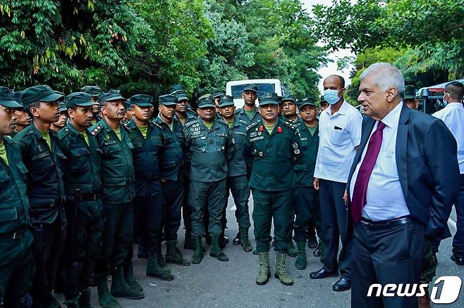 라닐 위크레마싱헤 스리랑카 대통령과 군인들. <자료사진> ⓒ AFP=뉴스1 ⓒ News1 이서영 기자