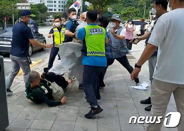 조계종 노조원이 봉은사 앞에서 폭행당하고 있다. (조계종 노조원 제공)/뉴스1 구진욱 기자