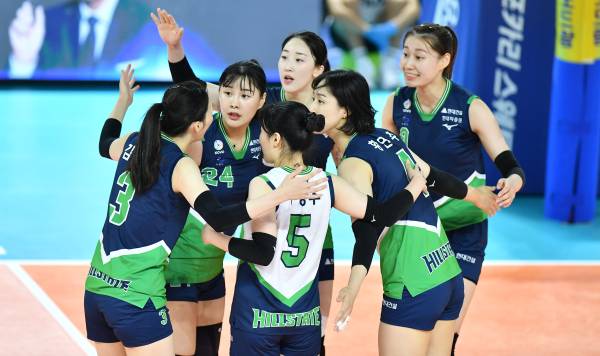 14일 순천팔마체육관에서 펼쳐진 인삼공사와의 경기에서 승리한 현대건설. 사진｜대한배구연맹