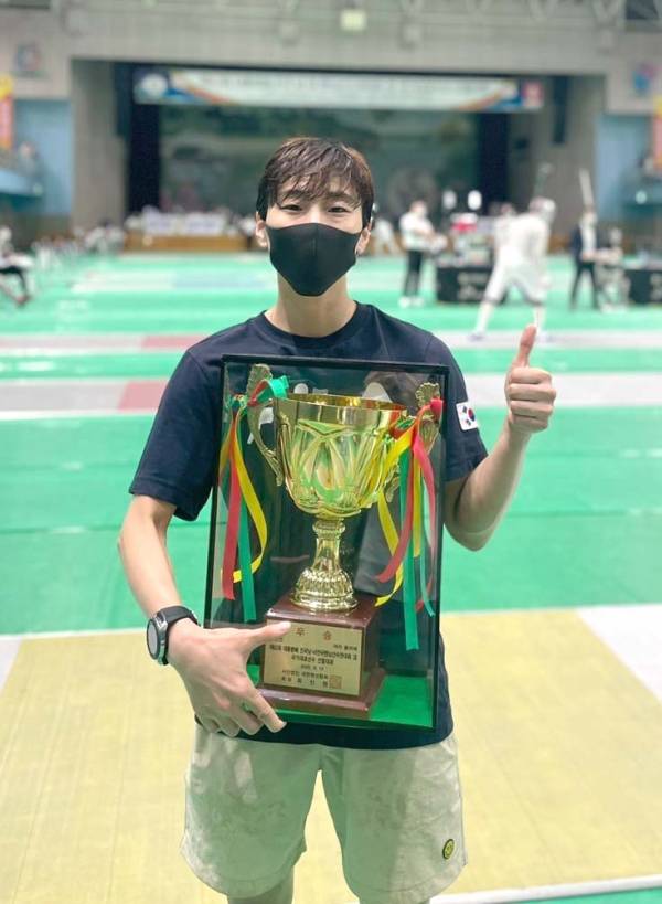 인천중구정 펜싱 오혜미 선수가 우승 트로피를 들고 기념쵤영을 하고 있다. 사진｜장기철 감독 제공