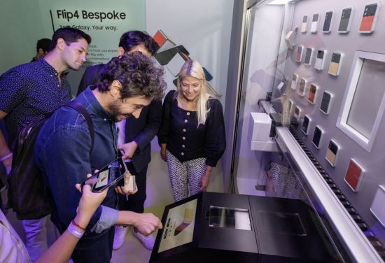 삼성전자 갤럭시 언팩 뉴욕 체험관에서 참석자들이 '갤럭시 언팩 2022' 에서 공개된 신제품을 체험하고 있다.