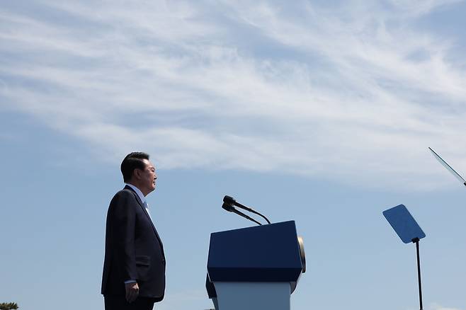 윤석열 대통령이 10일 서울 여의도 국회 앞마당에서 열린 취임식에서 단상에 올라 생각에 잠겨 있다. /뉴스1