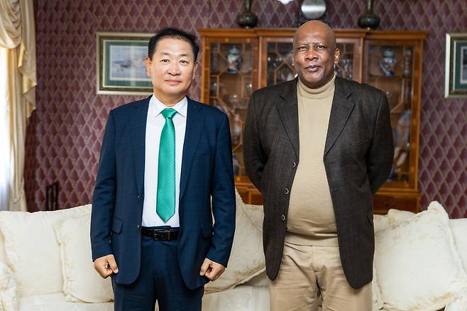 한종희 삼성전자 DX(디바이스경험)부문장 부회장(왼쪽)이 12일(현지시각) 레소토 수도 마세루에서 렛시에 3세 국왕을 만나 2030 부산세계박람회 유치 활동을 지원한 뒤 기념촬영을 하고 있다. /삼성전자