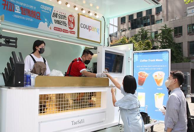 쿠팡풀필먼트서비스가 오는 20일까지 잠실 본사 정문 앞에서 입주사, 쿠팡∙CFS 직원, 지역주민을 대상으로 ‘감사 캠페인’을 진행한다. / 쿠팡CFS 제공