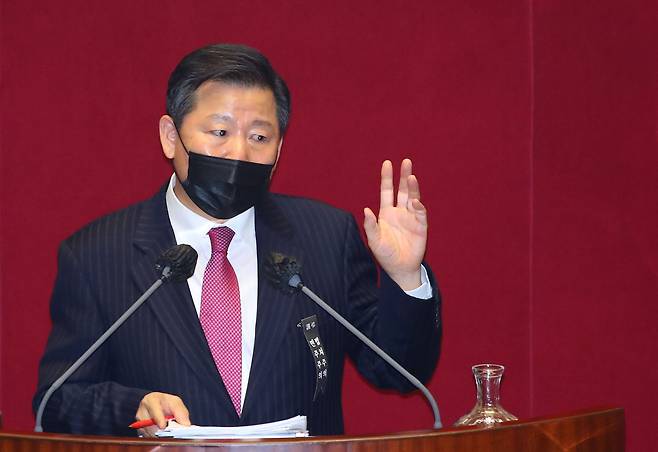 이철규 국민의힘 의원이 지난 2020년 12월10일 서울 여의도 국회에서 열린 본회의에서 15시 15분께 시작한 국가정보원법 전부개정법률안에 대한 무제한토론을 21시 50여분까지 6시간 넘게 계속하고 있다. /뉴스1