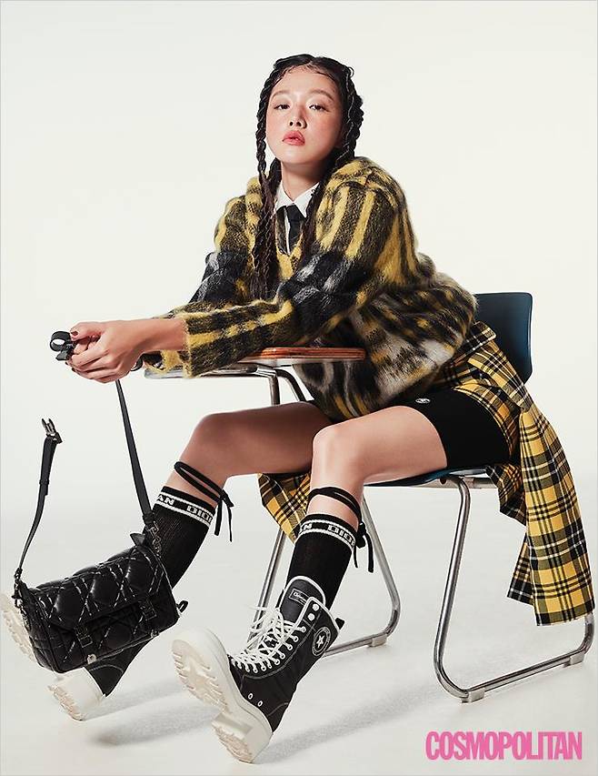 체크 스커트와 바이커 쇼츠의 레이어링이 쿨하다. 스웨터, 셔츠, 스커트, 쇼츠, 바이커 쇼츠, 타이, 니삭스, 레이스업 부츠, 크로스 백 모두 가격미정 디올.
