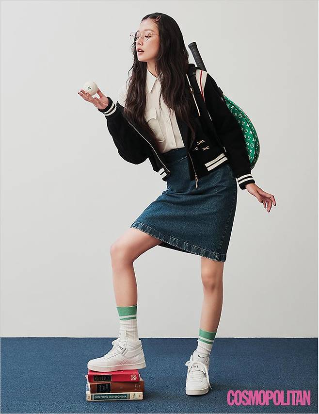클럽 액티비티 활동을 하고 싶게 만드는 봄버 재킷과 데님 스커트 룩. 봄버 재킷, 셔츠, 데님 스커트, 테니스 백, 테니스공 모두 가격미정 루이 비통. 안경 29만원 젠틀몬스터. 양말 가격미정 아르켓. 스니커즈 가격미정 셀린느. 헤어핀 에디터 소장품.