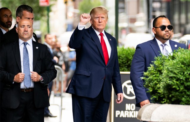 도널드 트럼프 전 미국 대통령이 10일 뉴욕주 검찰청에 출석하기 위해 자택인 트럼프타워를 나서며 손을 들어 보이고 있다. 그는 이날 검찰 조사에서 분식회계 및 탈세 의혹에 대해 묵비권을 행사했다. 뉴욕=AP 뉴시스