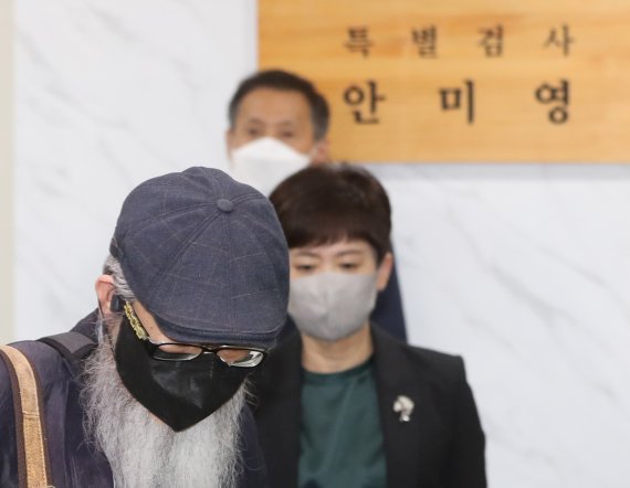 고 이예람 중사의 아버지 이주완씨(왼쪽)가 6월13일 안미영 특별검사(초록색 옷)와 면담하기 위해 서울 서대문구 특검 사무실로 들어서고 있다. 사진=뉴스1