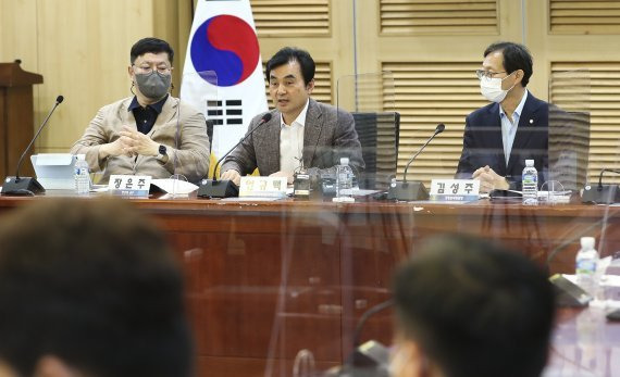 안규백 더불어민주당 전국대의원대회 준비위원장이 지난달 6일 서울 여의도 국회에서 열린 민주당 전준위 강령분과 제1차 토론회에서 발언을 하고 있다. /사진=뉴시스