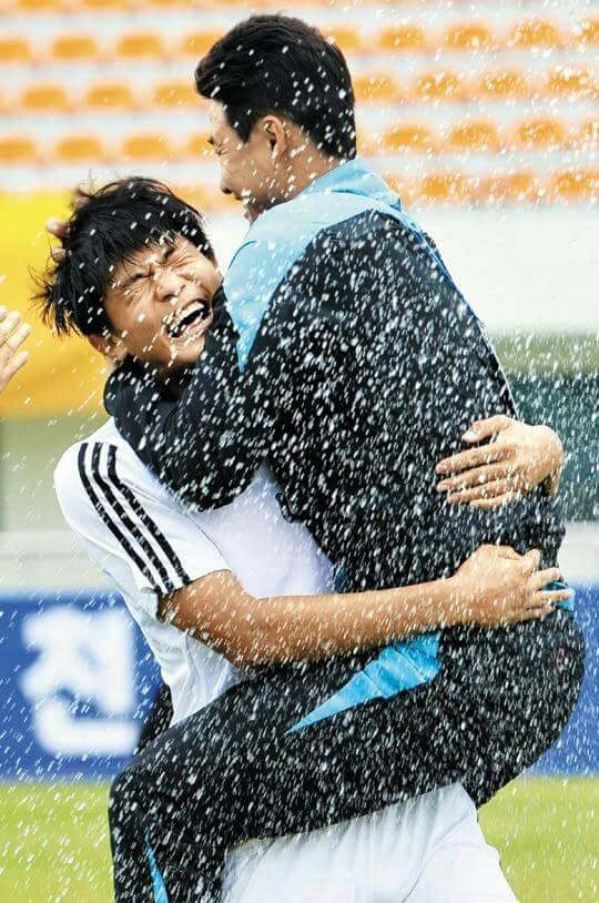 2014년 고등 왕중왕전 우승 직후 김민재와 오창식 당시 수원공고 코치. 오창식 제공