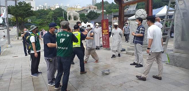 14일 한 스님이 조계종 민주노조 박정규 기획홍보부장을 폭행한 현장. 조계종 민주노조 제공