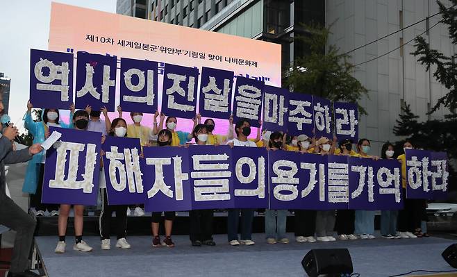 14일 저녁 서울 중구 청계천 광통교 일대에서 열린 제10차 ‘세계 일본군 위안부 피해자 기림의 날’ 나비문화제에서 참가자들이 상징행동을 하고 있다. 백소아 기자 thanks@hani.co.kr