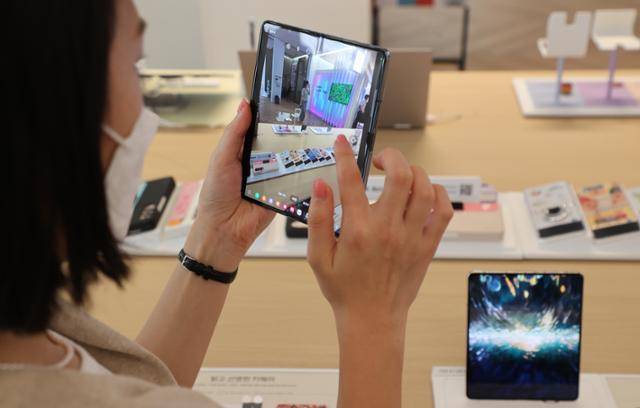 11일 서울 강남구 삼성디지털플라자 강남본점에서 방문객이 갤럭시Z폴드4 제품을 살펴보고 있다. 연합뉴스