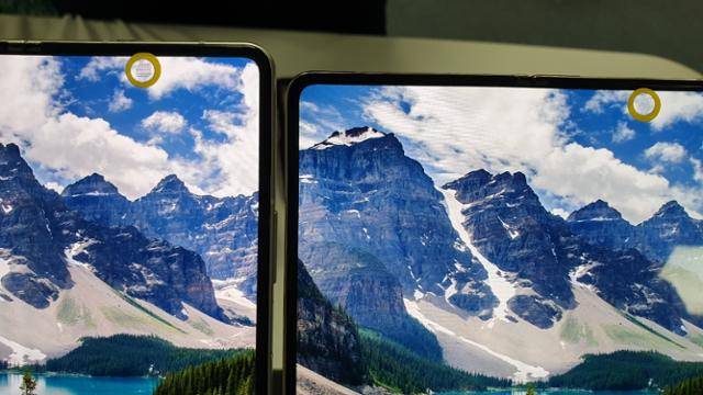 갤럭시Z폴드4는 화면 아래에 카메라를 감추는 'UDC' 기능도 개선했다. 전작인 갤럭시Z폴드3(왼쪽)의 UDC는 노란색 동그라미 안에 표시된 것처럼 작은 모자이크 모양으로 그 형태가 진하게 드러났지만, 갤럭시Z폴드4(오른쪽)의 UDC는 상대적으로 티가 나지 않는다. 송주용 기자