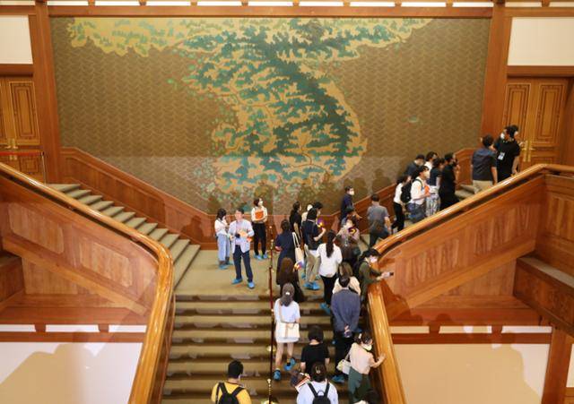 청와대에서 열린 한여름 밤의 산책 공개 행사에서 참석자들이 본관을 관람하고 있다. 뉴스1