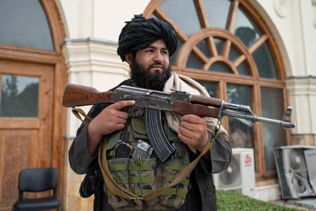 한 탈레반 전사가 13일(현지시간) 아프가니스탄 카불의 옛 대통령궁 앞에서 경계를 서고 있다. 카불=AFP 연합뉴스