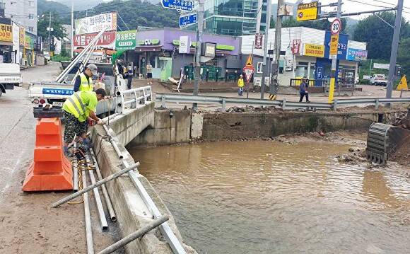 14일 준설작업을 시작한 고기교 동막천 일대 모습 [사진=용인특례시]