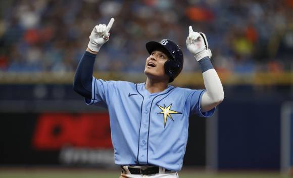 MLB 탬파베이에서 최지만과 함께 뛰고 있는 장유쳉(사진)이 14일(한국시간) 열린 봁티모어와 홈 경기 6회말 적시타를 때린 뒤 세리머니를 하고 있다. 최지만은 이날 경기에 결장했고 탬파베이는 볼티모어에 8-2로 이겨 3연패에서 벗어났다. [사진=뉴시스]