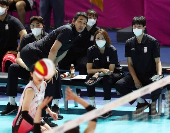 고희진 KGC인삼공사 감독이 14일 열린 현대건설과 2022 순천·도드람컵 프로배구대회 여자부 B조 조별리그 첫 경기 도중 이숙자, 이강주 코치 등 코칭스태프와 함께 선수들이 뛰고 있는 코트를 바라보고 있다. [사진=발리볼코리아닷컴]